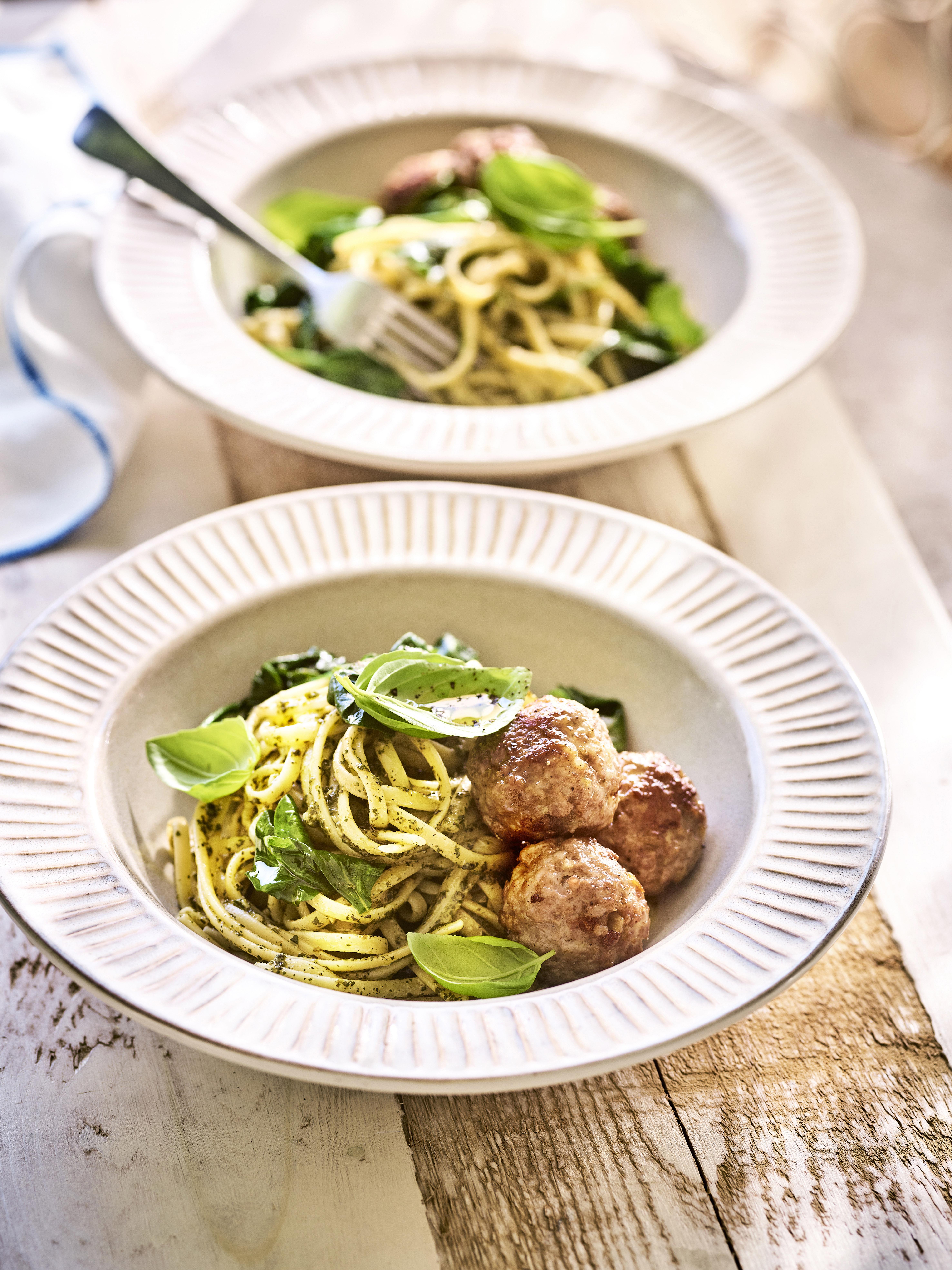 Pasta pesto met balletjes en spinazie